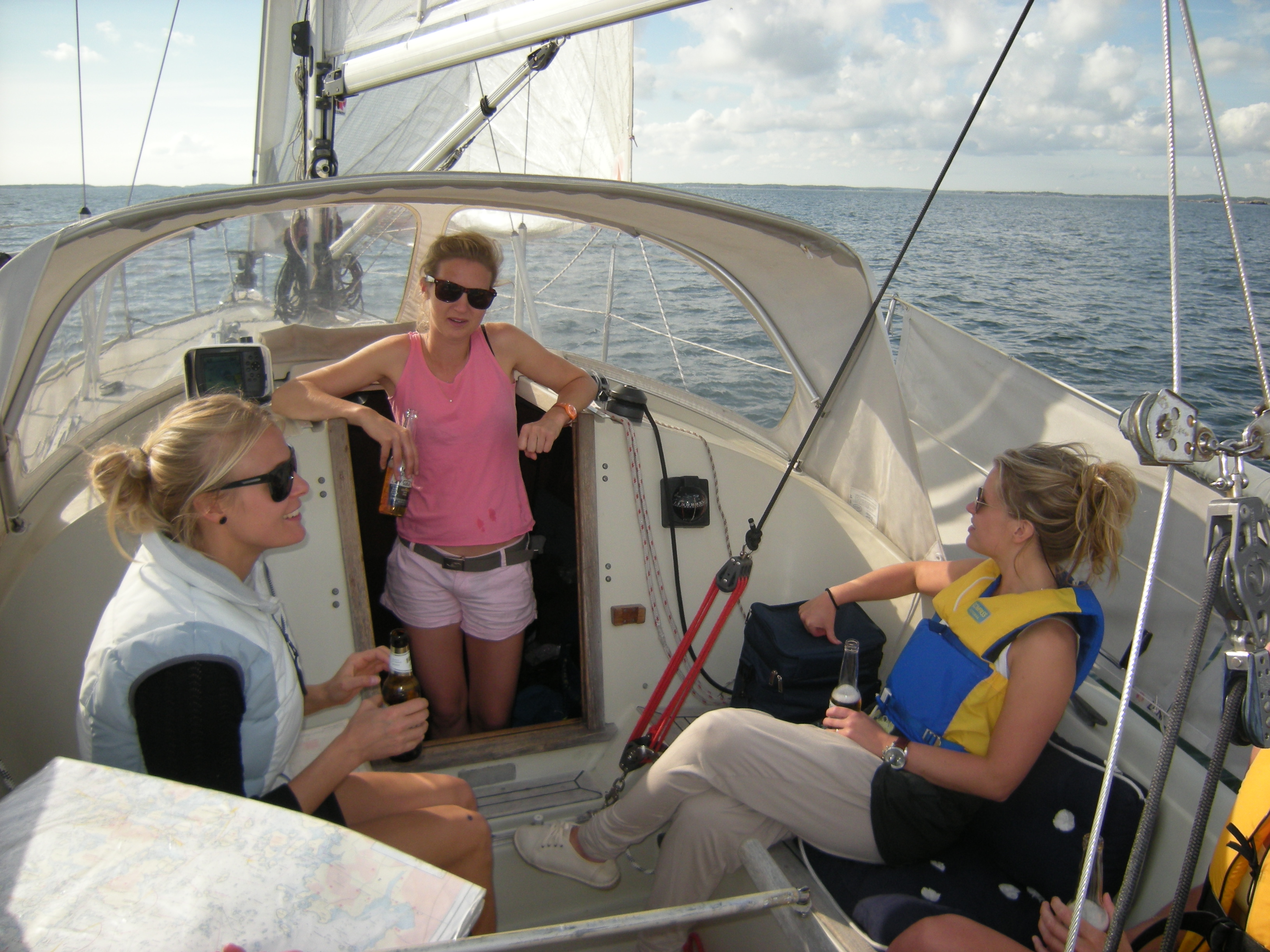 Girls Sailing annathorstenson